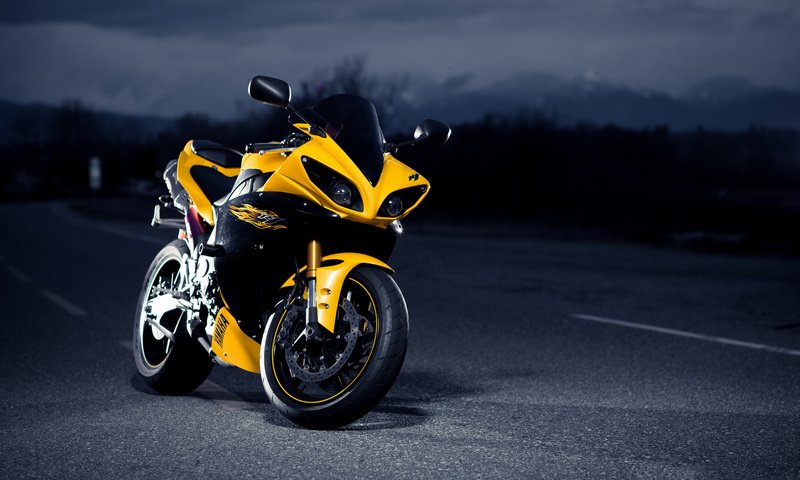 Обои черный, жёлтая, блака, ноч, супербайк, r1, ямаха, автодорога, black, yellow, night, superbike, yamaha, road разрешение 1920x1200 Загрузить