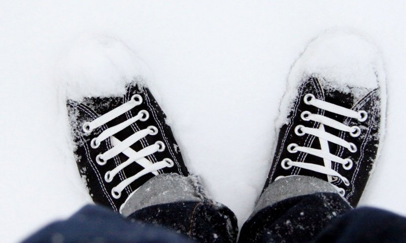 Обои парень, шнурки, кеды, снегу, джинсы, кедах, снеге, ноги, обувь, в, стоит, на, guy, laces, sneakers, the snow, jeans, feet, shoes, in, is, on разрешение 2714x1085 Загрузить
