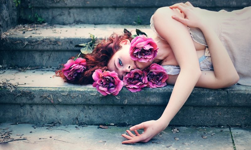 Обои цветы, лестница, ступеньки, девушка, розы, рыжеволосая, flowers, ladder, steps, girl, roses, redhead разрешение 1920x1200 Загрузить