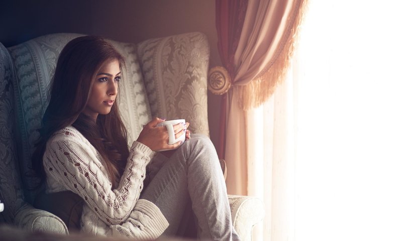 Обои девушка, комната, кружка, кресло, окно, уют, занавески, girl, room, mug, chair, window, comfort, curtains разрешение 2048x1360 Загрузить