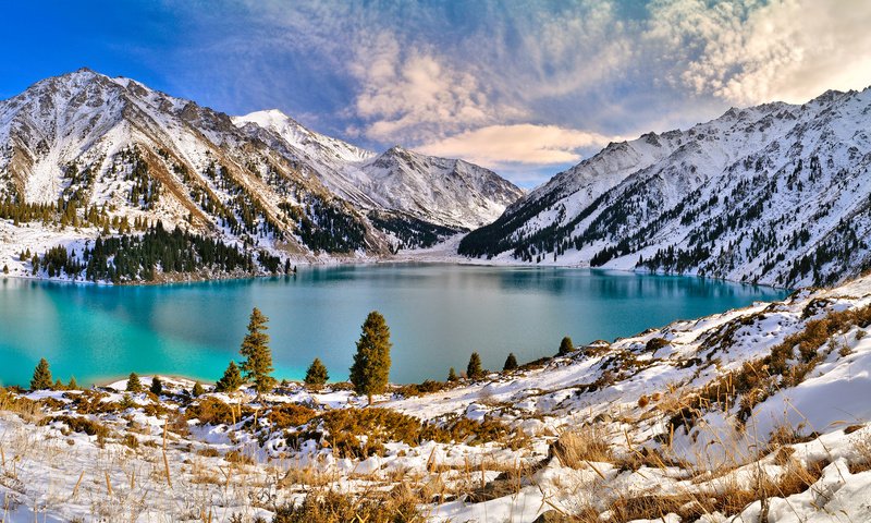 Обои озеро, горы, снег, природа, зима, голубая вода, lake, mountains, snow, nature, winter, blue water разрешение 2560x1440 Загрузить