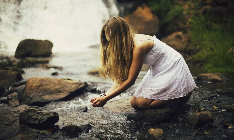 Обои вода, камни, девушка, блондинка, ручей, water, stones, girl, blonde, stream разрешение 2560x1600 Загрузить