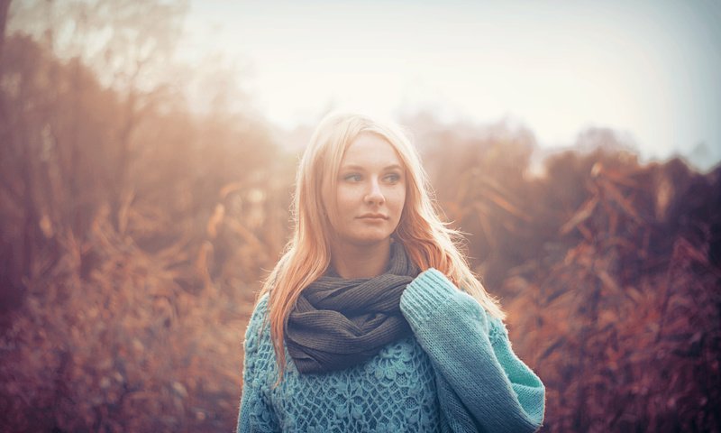 Обои природа, девушка, синий, блондинка, свитер, nature, girl, blue, blonde, sweater разрешение 3872x2592 Загрузить