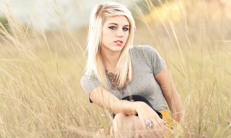 Обои природа, поле, взгляд, пирсинг, девушка блондинка, nature, field, look, piercing, blonde girl разрешение 2560x1600 Загрузить