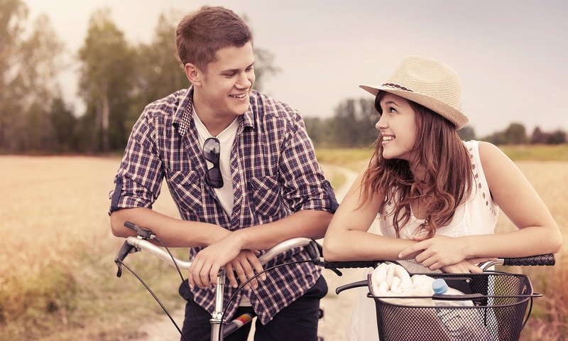 Обои девушка, улыбка, парень, пара, двое, велосипеды, влюбленные, girl, smile, guy, pair, two, bikes, lovers разрешение 1920x1200 Загрузить