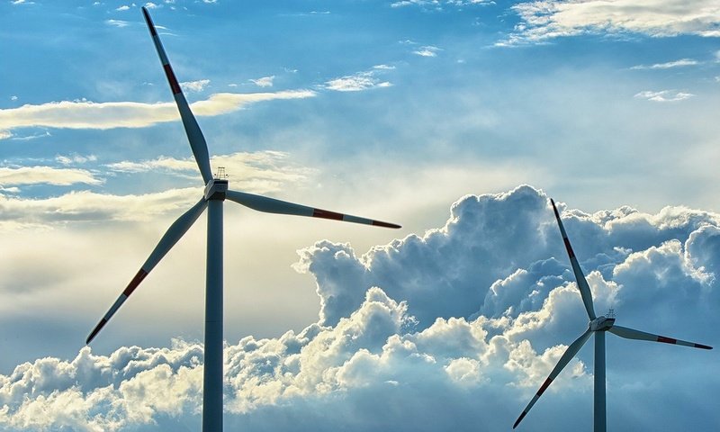 Обои небо, облака, ветряк, ветрогенератор, the sky, clouds, windmill, wind turbine разрешение 1920x1267 Загрузить