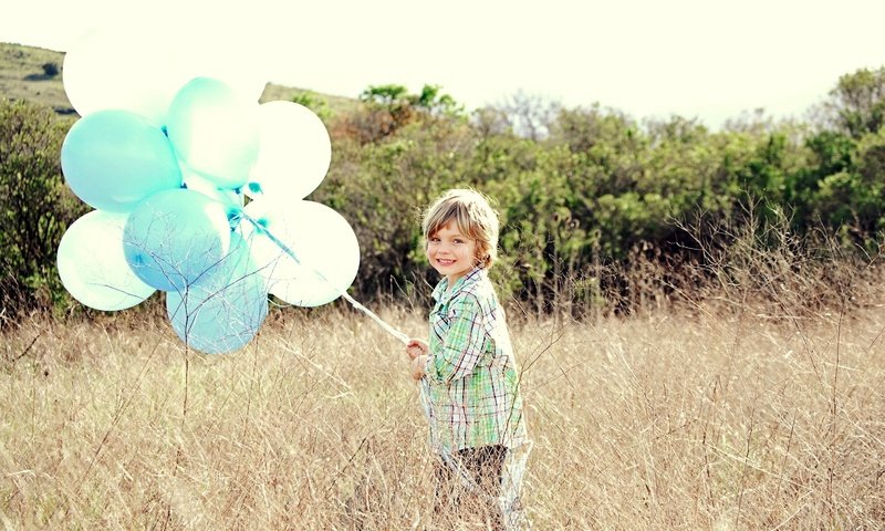 Обои поле, дети, мальчик, воздушные шарики, field, children, boy, balloons разрешение 3000x1984 Загрузить