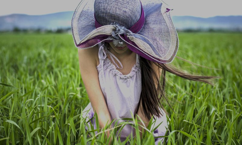 Обои трава, девушка, поле, шляпка, ветер., grass, girl, field, hat, the wind. разрешение 4851x3213 Загрузить