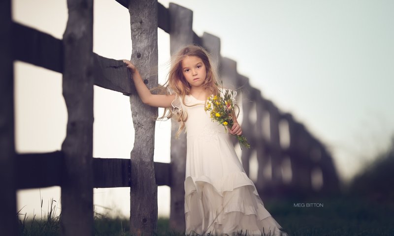 Обои цветы, настроение, платье, забор, дети, девочка, flowers, mood, dress, the fence, children, girl разрешение 2048x1370 Загрузить