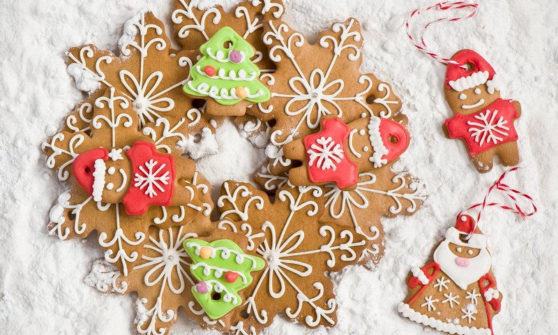 Обои новый год, праздник, рождество, печенье, выпечка, пряники, угощение, new year, holiday, christmas, cookies, cakes, gingerbread, treat разрешение 2000x1375 Загрузить
