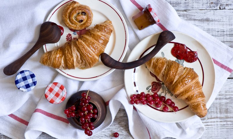 Обои ягоды, тарелка, выпечка, смородина, круассаны, anna verdina, berries, plate, cakes, currants, croissants разрешение 2000x1331 Загрузить