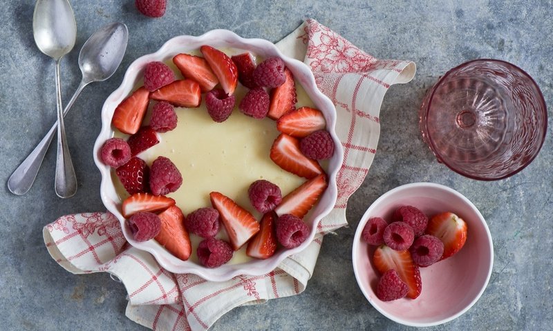 Обои малина, клубника, ягоды, стакан, пирог, anna verdina, ложки, raspberry, strawberry, berries, glass, pie, spoon разрешение 2000x1331 Загрузить