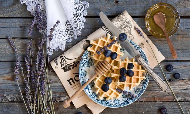 Обои лаванда, черника, мед, выпечка, вафли, anna verdina, lavender, blueberries, honey, cakes, waffles разрешение 2000x1331 Загрузить