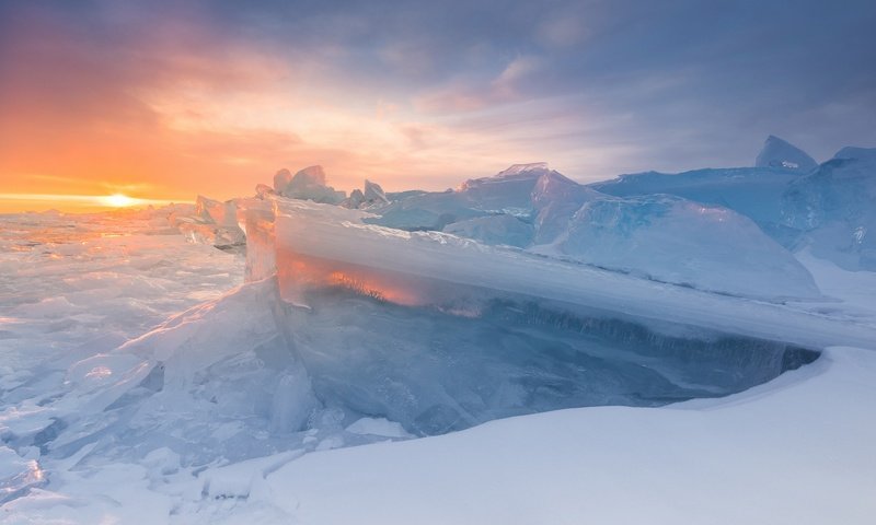 Обои озеро, солнце, зима, лёд, байкал, lake, the sun, winter, ice, baikal разрешение 2000x1335 Загрузить