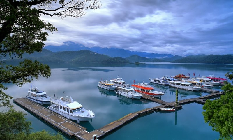 Обои небо, облака, вода, озеро, пейзаж, лодки, пристань, бухта, the sky, clouds, water, lake, landscape, boats, marina, bay разрешение 2560x1600 Загрузить