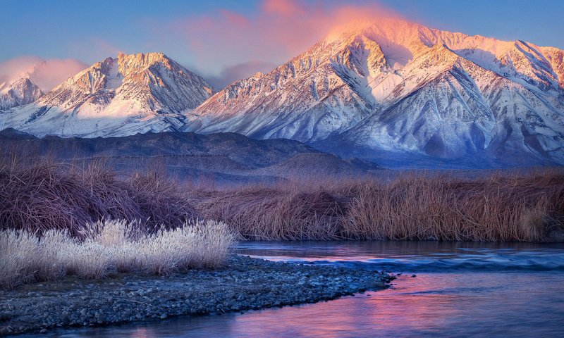 Обои трава, вода, горы, снег, камни, пейзаж, grass, water, mountains, snow, stones, landscape разрешение 1920x1200 Загрузить