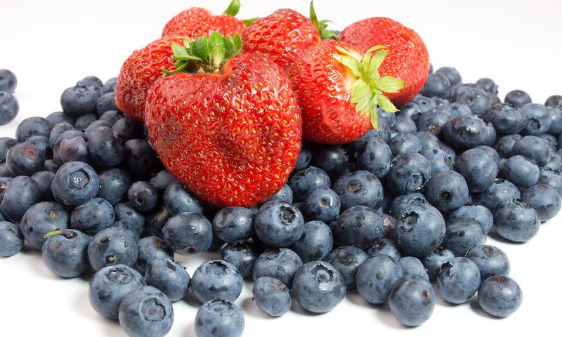 Обои клубника, ягоды, белый фон, черника, strawberry, berries, white background, blueberries разрешение 3840x2400 Загрузить