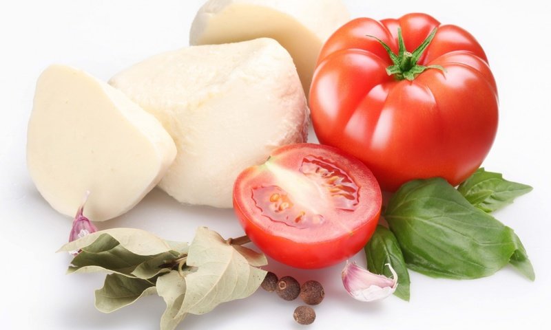 Обои сыр, белый фон, помидоры, томаты, чеснок, специи, моцарелла, cheese, white background, tomatoes, garlic, spices, mozzarella разрешение 1920x1486 Загрузить