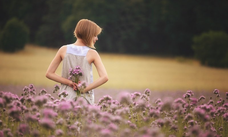 Обои цветы, природа, девушка, настроение, блондинка, flowers, nature, girl, mood, blonde разрешение 2048x1367 Загрузить