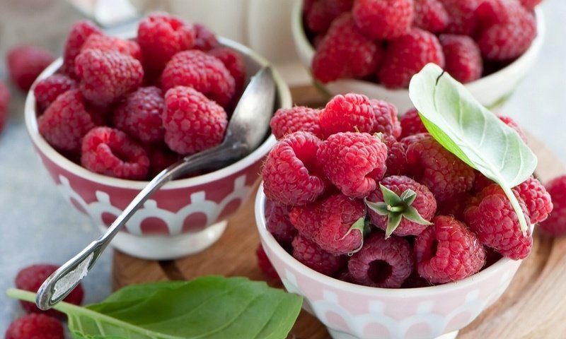 Обои малина, доска, листочки, ягоды, ложка, пиалы, raspberry, board, leaves, berries, spoon, bowls разрешение 1920x1440 Загрузить