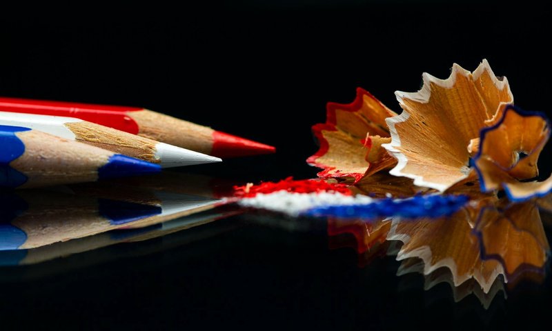 Обои стружка, отражение, цветные карандаши, синий, карандаши, красный, белый, черный фон, цветные, карандаш, chips, reflection, colored pencils, blue, pencils, red, white, black background, colored, pencil разрешение 2560x1600 Загрузить