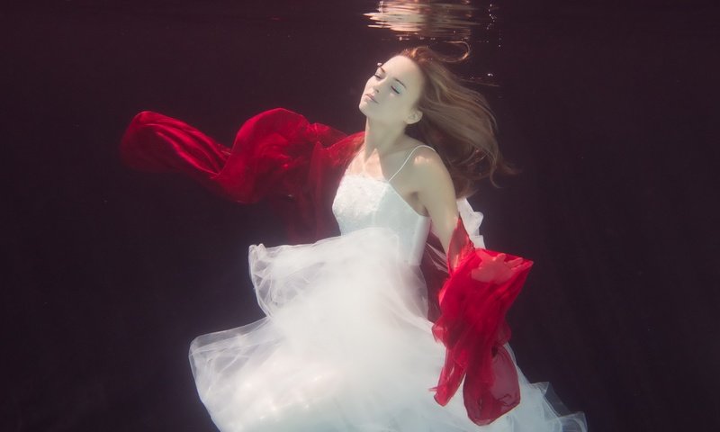 Обои вода, девушка, платье, ситуация, красный, белое, шарф, water, girl, dress, the situation, red, white, scarf разрешение 2560x1707 Загрузить