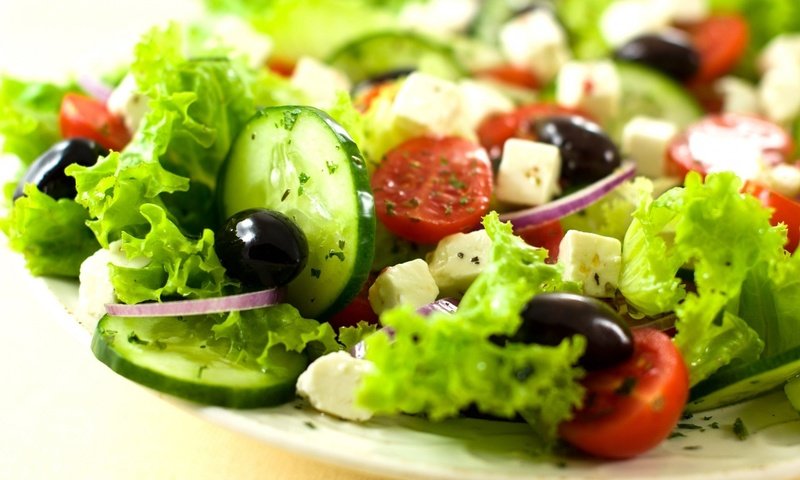 Обои лук, cалат, сыр, греческий салат, овощи, укроп, помидоры, оливки, маслины, огурцы, фета, feta, bow, salad, cheese, greek salad, vegetables, dill, tomatoes, olives, cucumbers разрешение 1920x1284 Загрузить