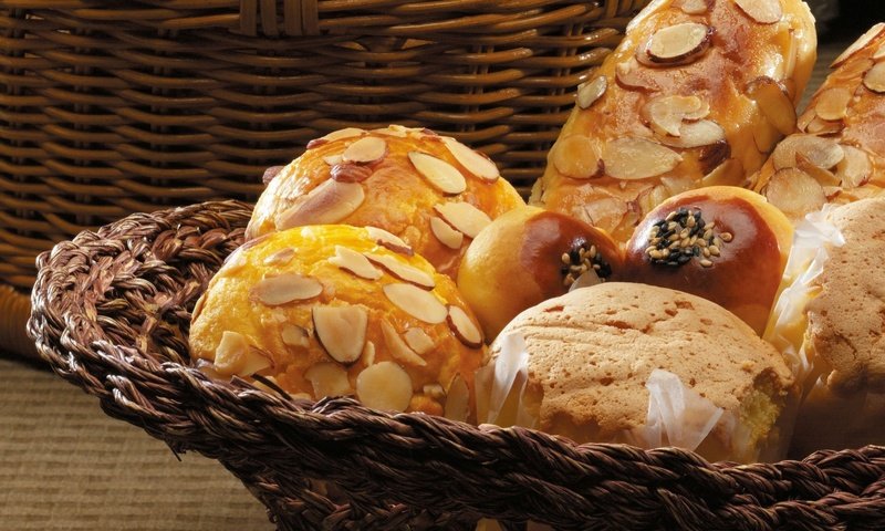 Обои орехи, стол, хлеб, корзина, выпечка, булочки, миндаль, сдоба, nuts, table, bread, basket, cakes, buns, almonds, muffin разрешение 1920x1414 Загрузить