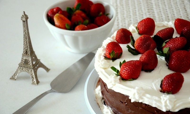Обои крем для торта, клубника, ягоды, сладкое, эйфелева башня, торт, десерт, cream cake, strawberry, berries, sweet, eiffel tower, cake, dessert разрешение 1920x1271 Загрузить