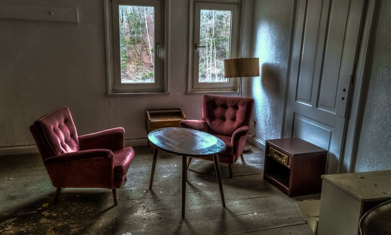 Обои стол, комната, кресло, окно, пыль, заброшенное, table, room, chair, window, dust, abandoned разрешение 1935x1281 Загрузить