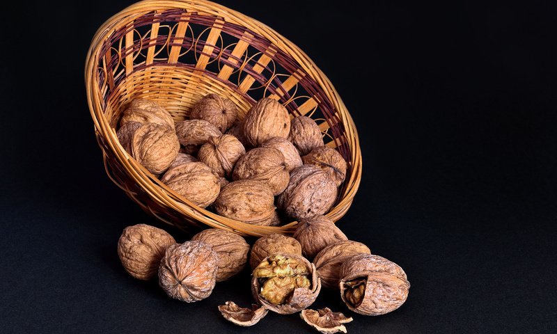 Обои орехи, ядро, черный фон, корзинка, скорлупа, грецкие орехи, nuts, -, black background, basket, shell, walnuts разрешение 2048x1347 Загрузить