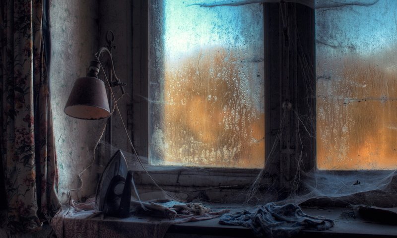 Обои лампа, окно, паутина, заброшеный, подоконник, утюг, тряпки, lamp, window, web, abandoned, sill, iron разрешение 2048x1365 Загрузить