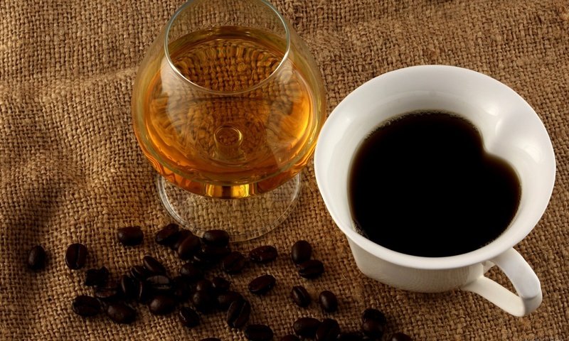 Обои напиток, кружка-сердце, зерна, кофе зерна, кофе, бокал, чашка, кофейные зерна, виски, мешковина, drink, mug-heart, grain, coffee, glass, cup, coffee beans, whiskey, burlap разрешение 1920x1200 Загрузить
