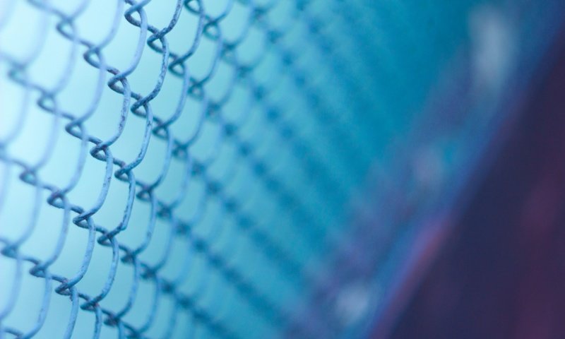 Обои макро, фон, синий, забор, размытость, сетка, рабица, macro, background, blue, the fence, blur, mesh, netting разрешение 1920x1280 Загрузить