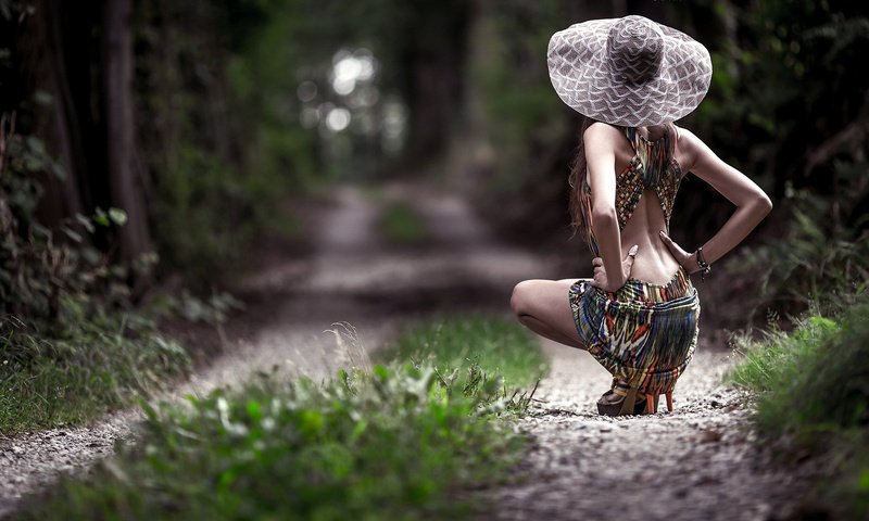 Обои девушка, тропинка, шляпа, girl, path, hat разрешение 1920x1080 Загрузить