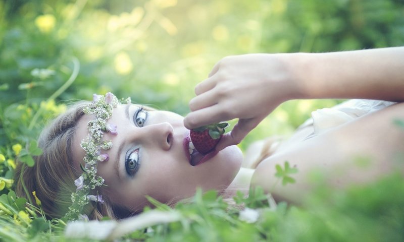 Обои девушка, портрет, ягода, клубника, венок, girl, portrait, berry, strawberry, wreath разрешение 1920x1200 Загрузить