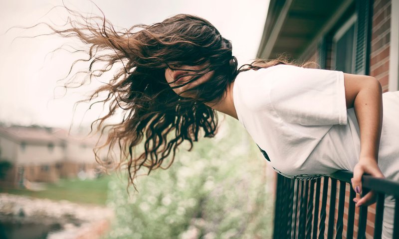 Обои девушка, модель, волосы, балкон, ветер, наклон, шатенка, girl, model, hair, balcony, the wind, tilt, brown hair разрешение 1920x1200 Загрузить