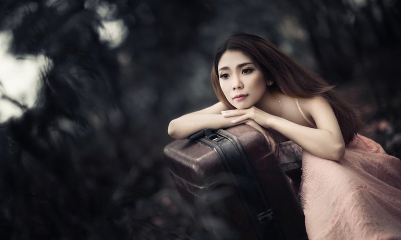 Обои девушка, настроение, взгляд, азиатка, чемодан, ожидание, girl, mood, look, asian, suitcase, waiting разрешение 2047x1244 Загрузить