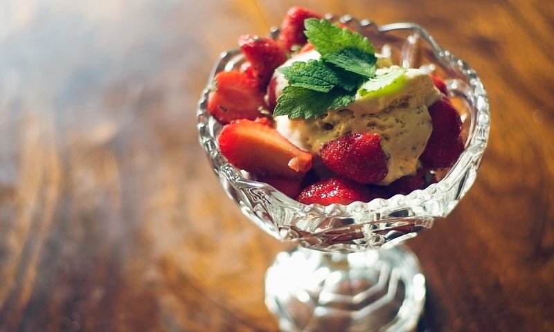 Обои мята, макро, мороженое, клубника, сладкое, десерт, креманка, mint, macro, ice cream, strawberry, sweet, dessert, ramekin разрешение 1920x1200 Загрузить