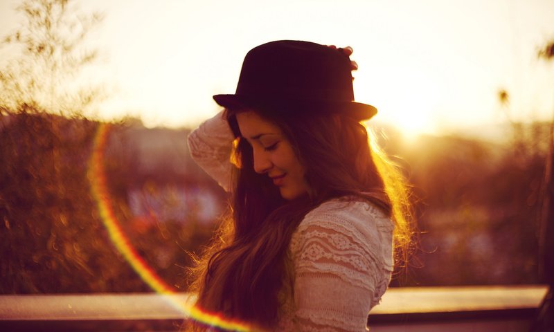 Обои солнце, девушка, волосы, шляпа, шатенка, the sun, girl, hair, hat, brown hair разрешение 2048x1365 Загрузить