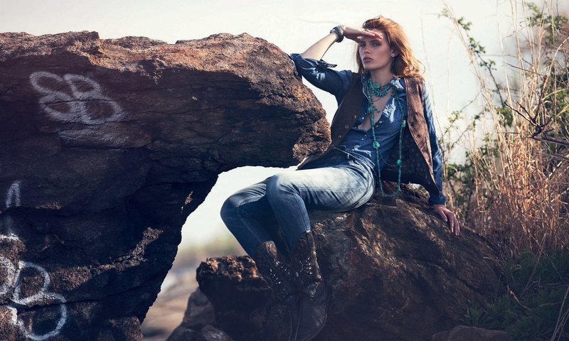 Обои камни, девушка, поза, модель, сидит, джинсы, madison headrick, stones, girl, pose, model, sitting, jeans разрешение 2000x1299 Загрузить