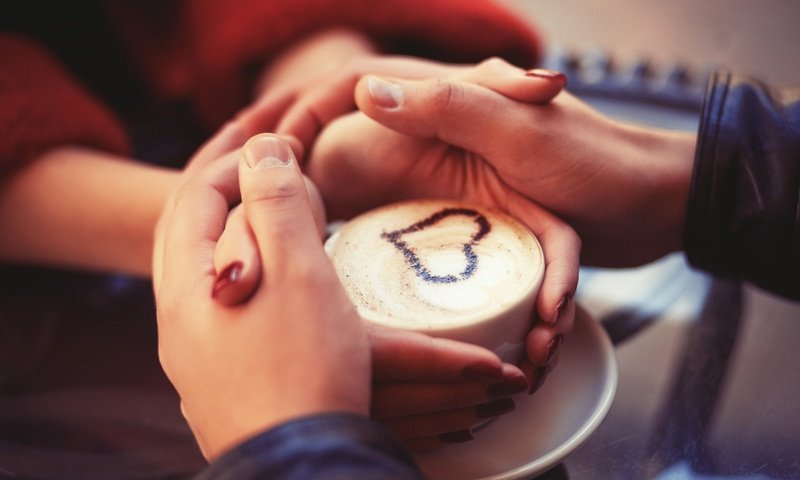 Обои девушка, парень, кофе, сердце, любовь, пара, руки, girl, guy, coffee, heart, love, pair, hands разрешение 2880x1920 Загрузить