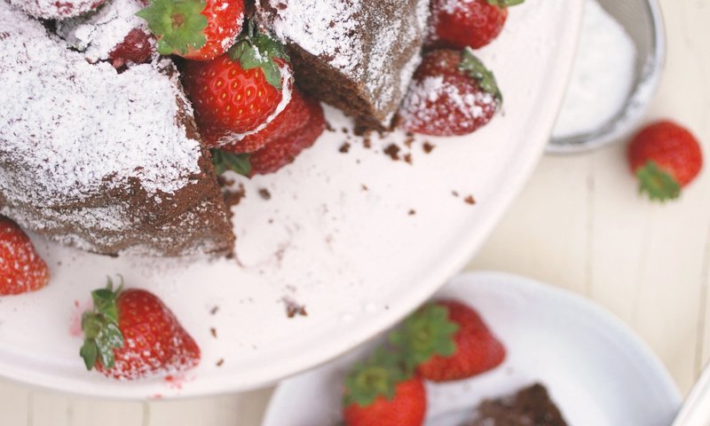 Обои вкусный, земляника, сахар, торт, пудра, шоколадный, delicious, strawberries, sugar, cake, powder, chocolate разрешение 2592x3872 Загрузить