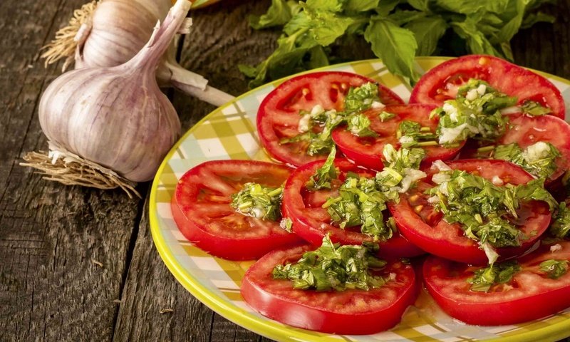 Обои овощи, помидор, закуска, чеснок, базилик, vegetables, tomato, appetizer, garlic, basil разрешение 1920x1302 Загрузить