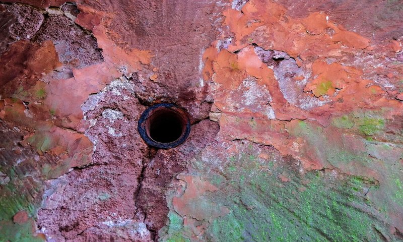 Обои стена, труба, ржавчина, отверстие, oxidation, crusty, облупившаяся краска, wall, pipe, rust, hole разрешение 1967x1282 Загрузить