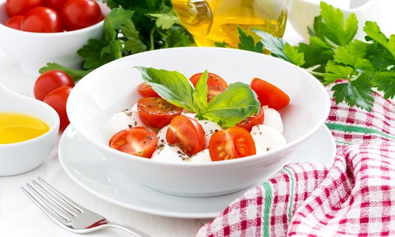 Обои помидоры, салат, базилик, моцарелла, tomatoes, salad, basil, mozzarella разрешение 2048x1367 Загрузить