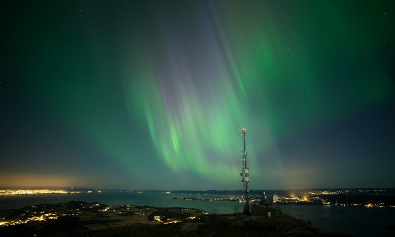 Обои небо, ночь, звезды, город, северное сияние, aurora borealis, the sky, night, stars, the city, northern lights разрешение 2600x1463 Загрузить