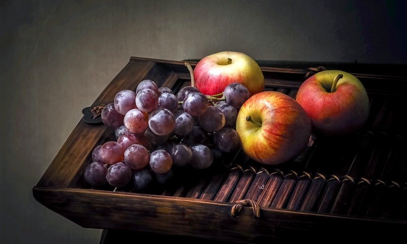 Обои виноград, фрукты, яблоки, натюрморт, grapes, fruit, apples, still life разрешение 2560x1696 Загрузить