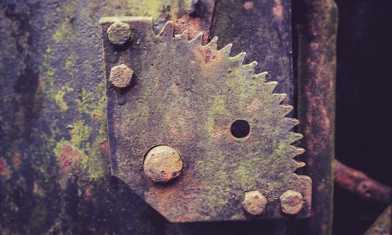 Обои металл, макро, механизм, ржавчина, шестеренка, death metal, metal, macro, mechanism, rust, gear разрешение 2010x1280 Загрузить