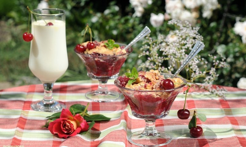 Обои лето, роза, бокал, вишня, молоко, десерт, крамбл, summer, rose, glass, cherry, milk, dessert, crumble разрешение 1920x1221 Загрузить